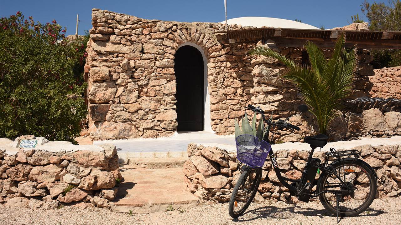 hotel i dammusi calacreta esterno bicicletta